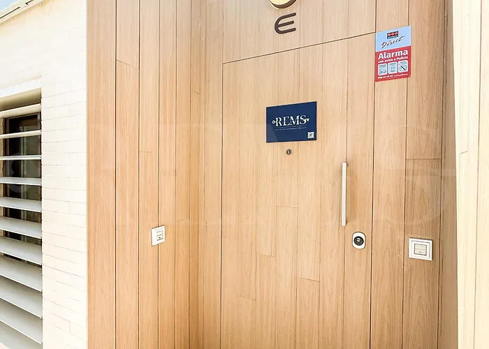 Seaview Gem With Terrace, Hot Tub And Pool Rems Apartament *